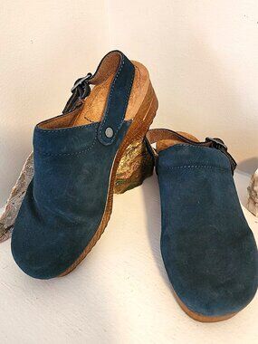 White Mountain 'Being Leather' Clog w/ wooden lift - Size: Unknown - New